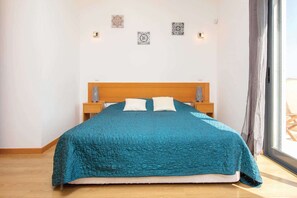 5 bedrooms, iron/ironing board, WiFi, bed sheets