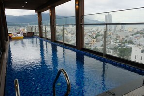 Piscine couverte, cabanons gratuits, chaises longues