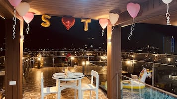 Inomhuspool, öppet 05.30 till 21.00, gratis cabanor och solstolar