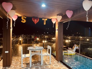 Una piscina techada, camas de piscina gratis