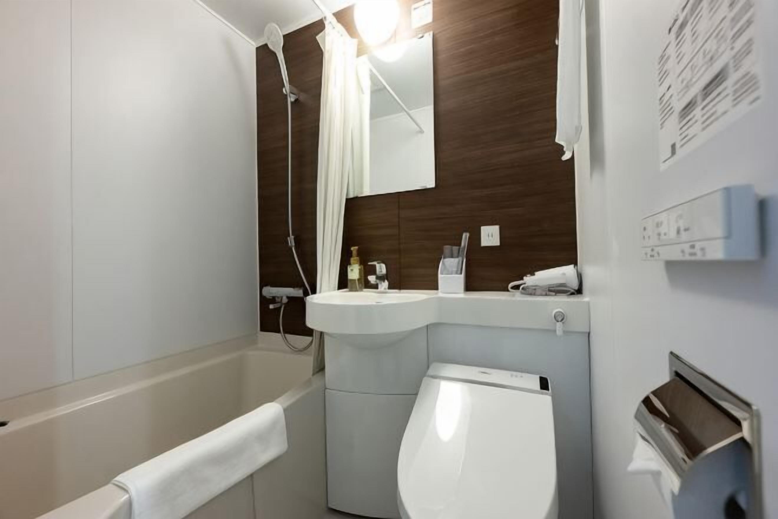 Badezimmer | Kostenlose Toilettenartikel, Haartrockner, Bademäntel, Hausschuhe
