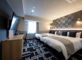 标准双床房 | 客房内保险箱、办公桌、免费 WiFi、床单