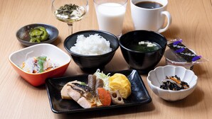 Eine traditionelle japanische Mahlzeit mit verschiedenen Speisen, darunter Reis, Suppe und roher Fisch.