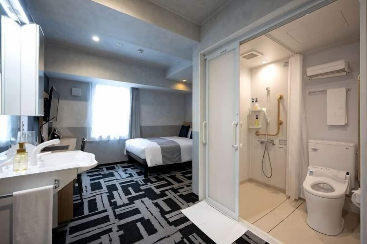 Salle de bain | Articles de toilette gratuits, sèche-cheveux, peignoirs, chaussons