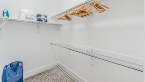 Une salle de bain propre et moderne, avec une douche, un porte-serviettes et un sac bleu posé sur le sol.