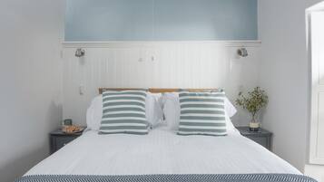 1 bedroom, desk, iron/ironing board, Internet