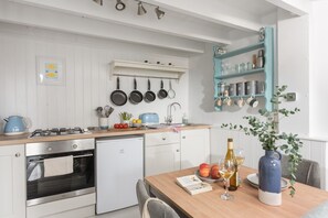 Kühlschrank, Ofen, Wasserkocher mit Kaffee-/Teezubehör, Toaster