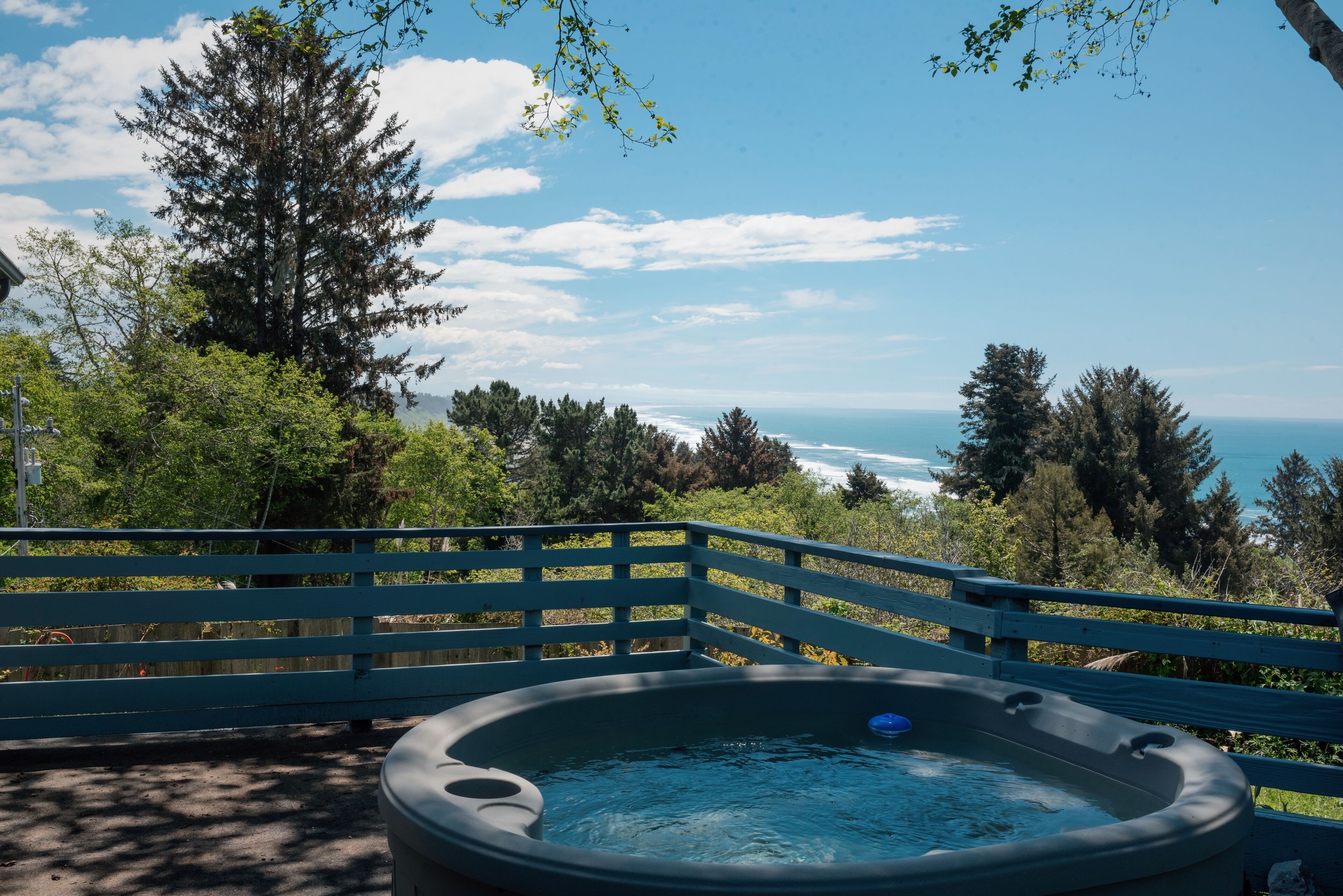 Private oasis, convenient location in Trinidad w/hot tub, sauna & ocean views! 