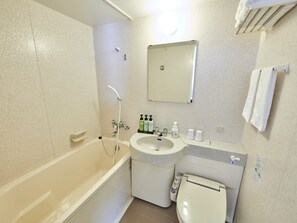 Combined shower/bathtub, free toiletries, hair dryer, slippers