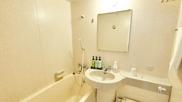 Combined shower/bathtub, free toiletries, hair dryer, slippers