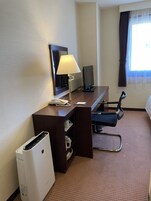 Escritorio, wifi gratis y ropa de cama 