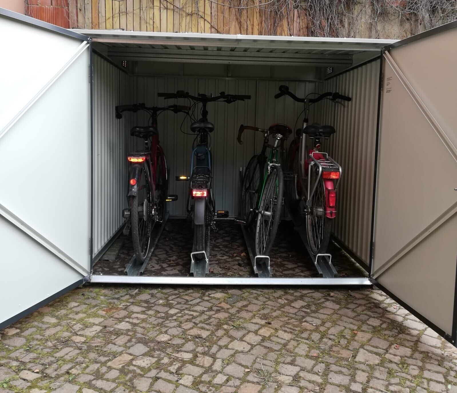 Ein Fahrradstellplatz mit drei abgestellten Fahrrädern.