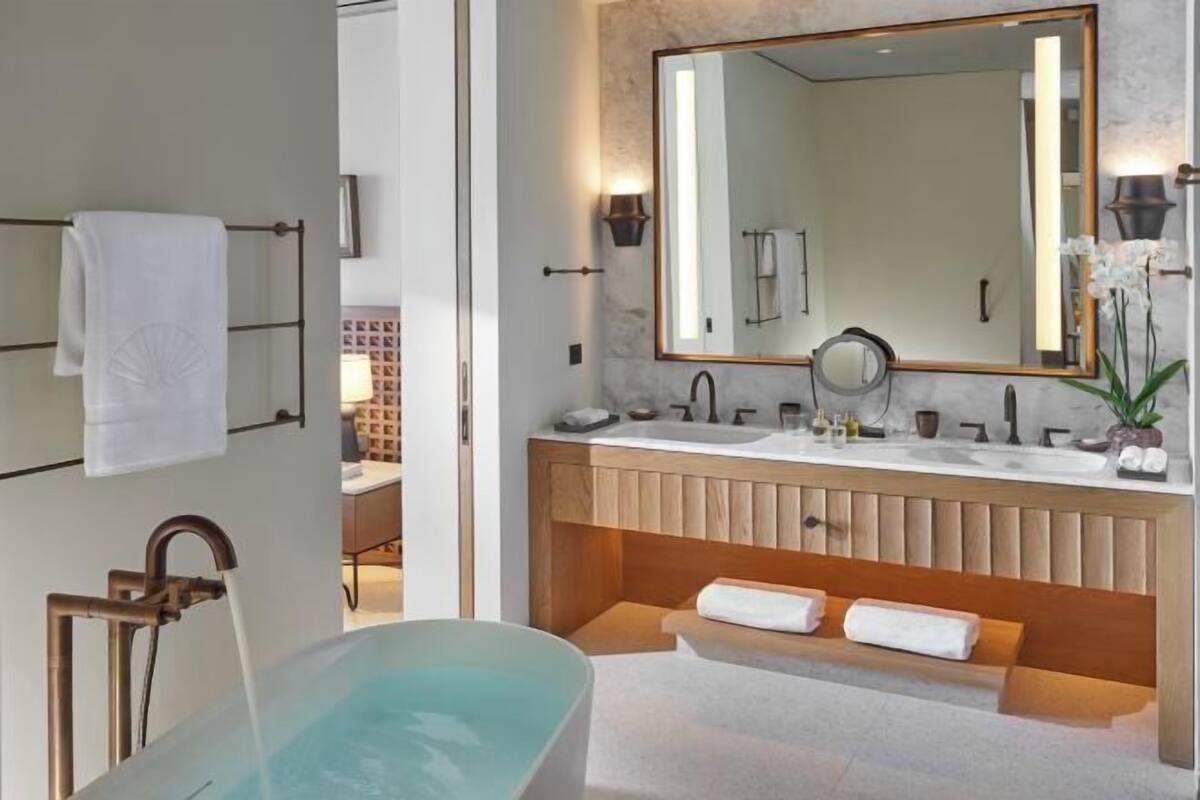 Baño | Bañera y ducha independientes y cabezal de ducha tipo lluvia