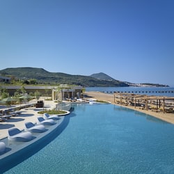 Piscina coperta, 2 piscine all'aperto, cabanas (a pagamento)