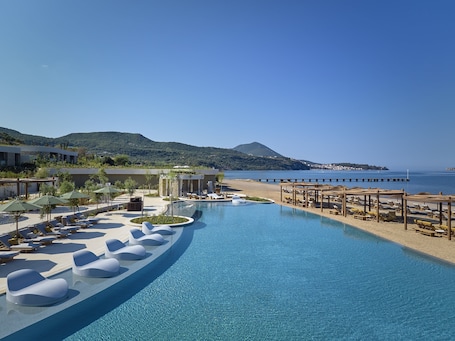 Una piscina techada, 2 piscinas al aire libre. Mandarin Oriental, Costa Navarino