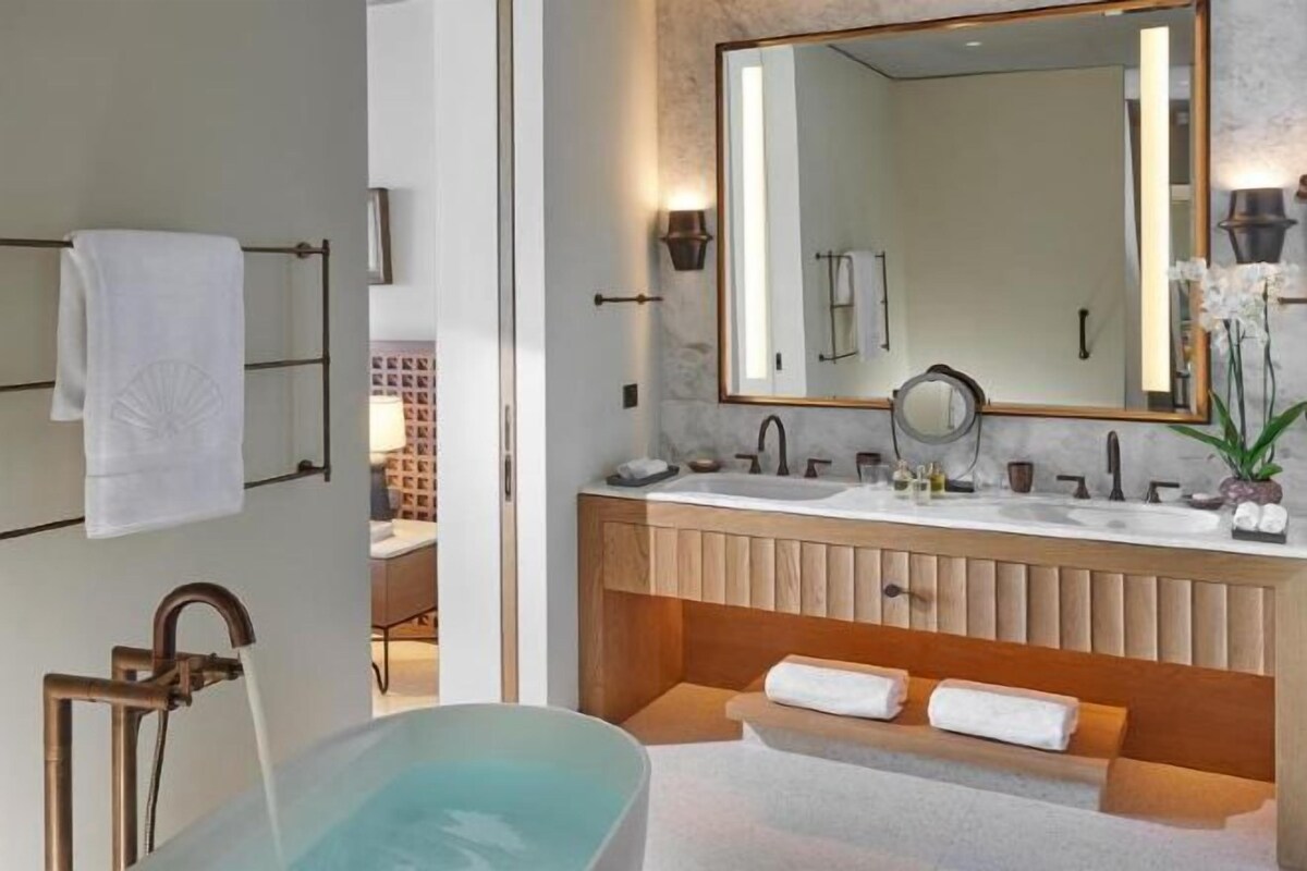 Bathroom | Separate bathtub and shower, rainfall showerhead