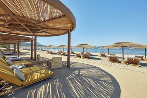 Praia particular, barracas de praia (sobretaxa), espreguiçadeiras 