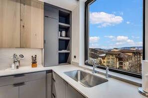 Stovetop, dishwasher, coffee/tea maker, toaster - Electric Pass Lodge 408 (Snowmass Village)