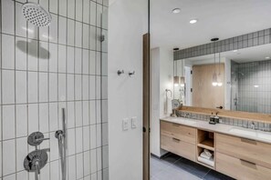 Badewanne, Haartrockner, Handtücher