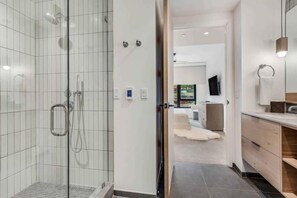 Bathtub, hair dryer, towels - Electric Pass Lodge 205 (Snowmass Village)