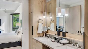 2 bedrooms, travel cot, WiFi, bed sheets