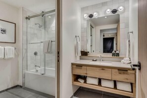 Bathtub, hair dryer, towels - Electric Pass Lodge 403 (Snowmass Village)