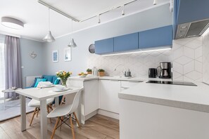 Mikrovågsugn, diskmaskin, kaffe- och tebryggare och barnstol