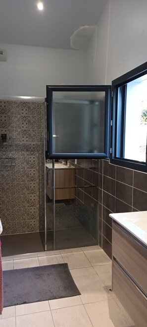 Shower, hair dryer, towels, soap - Autumn cocoon in Bayonne (Tarnos)