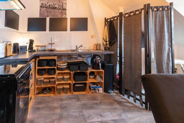 Mikrobølgeovn, ovn, kokeplater og kaffetrakter/tekoker