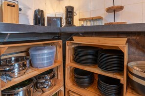 Mikrobølgeovn, ovn, kokeplater og kaffetrakter/tekoker