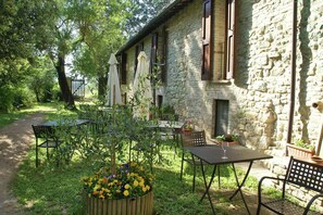 Outdoor dining - Apartment in Umbria for family (Mantignana)