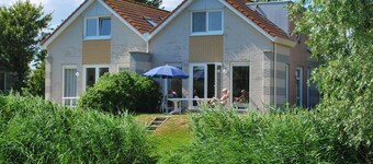 Maison de vacances au bord de l'eau en Frise