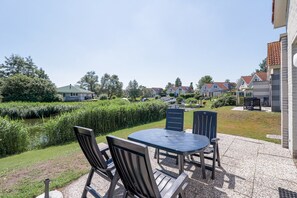 Outdoor dining - Holiday home on the water in Friesland (Makkum)
