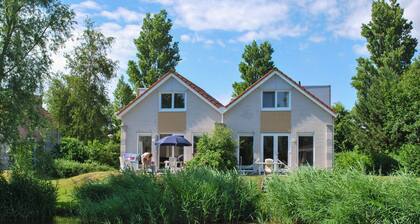Holiday home on the water in Friesland