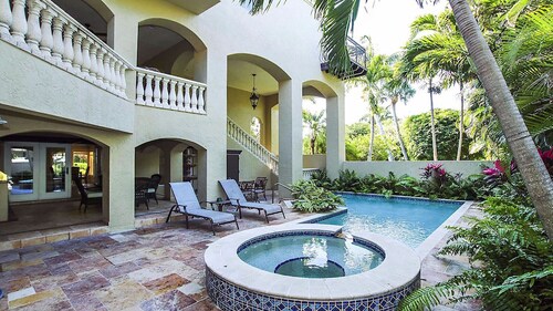 Sandcastle Captiva luxurious, 2 minutes from beach, private pool, bay views
