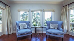 スマートテレビ、DVD プレーヤー、卓球台、書庫