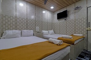 Family Room | WiFi, bed sheets - Capital Guest House (Mumbai)
