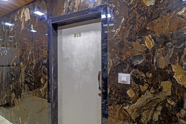 Elevator - Capital Guest House (Mumbai)