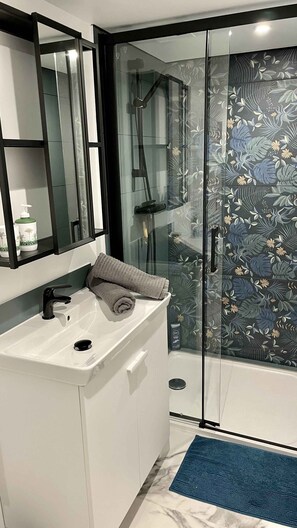 Shower, hair dryer, towels, soap - En Hyper Centre de Pau, Maison et Appartement au Calme Avec Terrasse et Parking! (Pau)