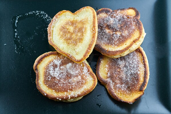 Four heart-shaped pancakes on a dark surface. - Hotel Sportalmmm (Altenmarkt im Pongau)