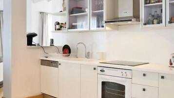 Apartamento superior, 2 habitaciones, vistas a la ciudad | Sábanas de algodón egipcio, ropa de cama de alta calidad, wifi gratis