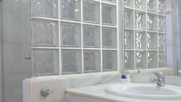 Een douche, een haardroger, handdoeken