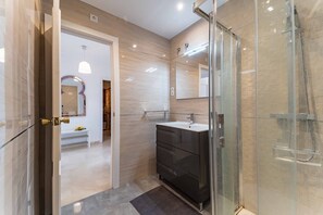Dusche, Haartrockner, Handtücher, Toilettenpapier