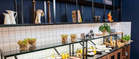 Frukostbuffé varje dag (EUR 17 per person)
