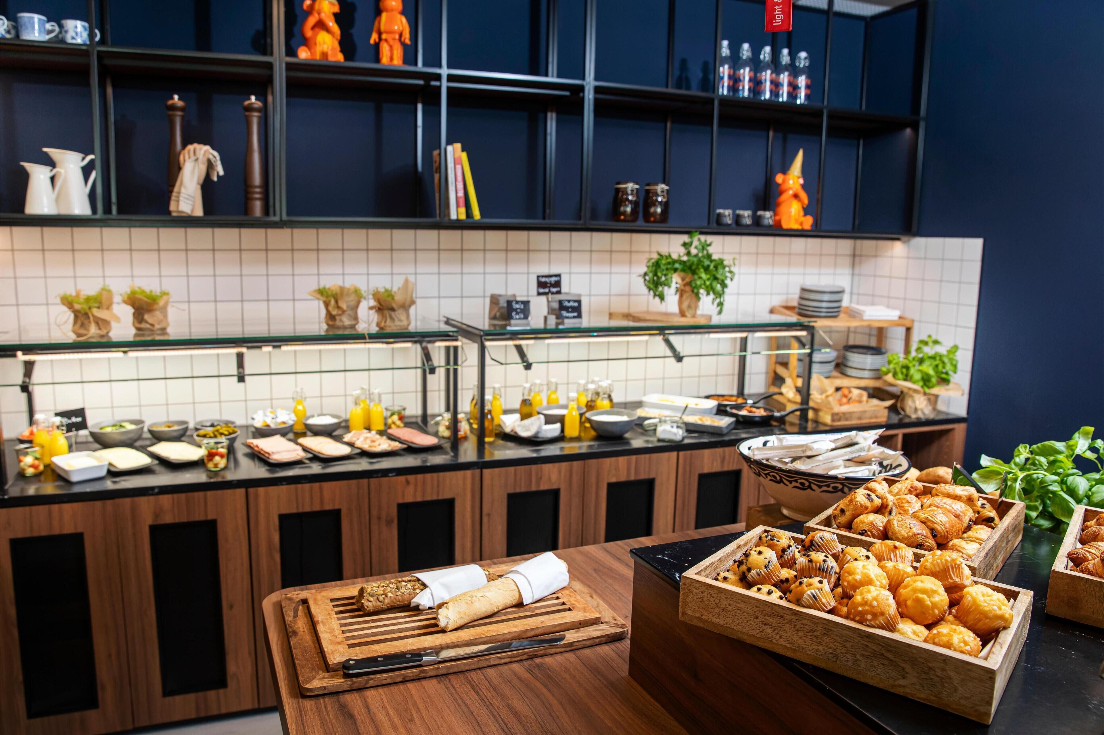 Tägliches Frühstücksbuffet (15 EUR pro Person)