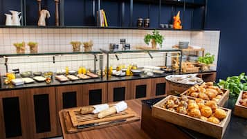 TĂ€gliches FrĂŒhstĂŒcksbuffet (15 EUR pro Person)