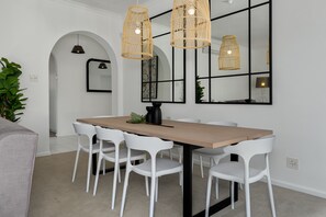 In-room dining - Alexander Road 7B (Cape Town)