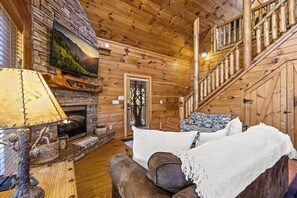 Televisión, chimenea, reproductor de DVD, futbolito