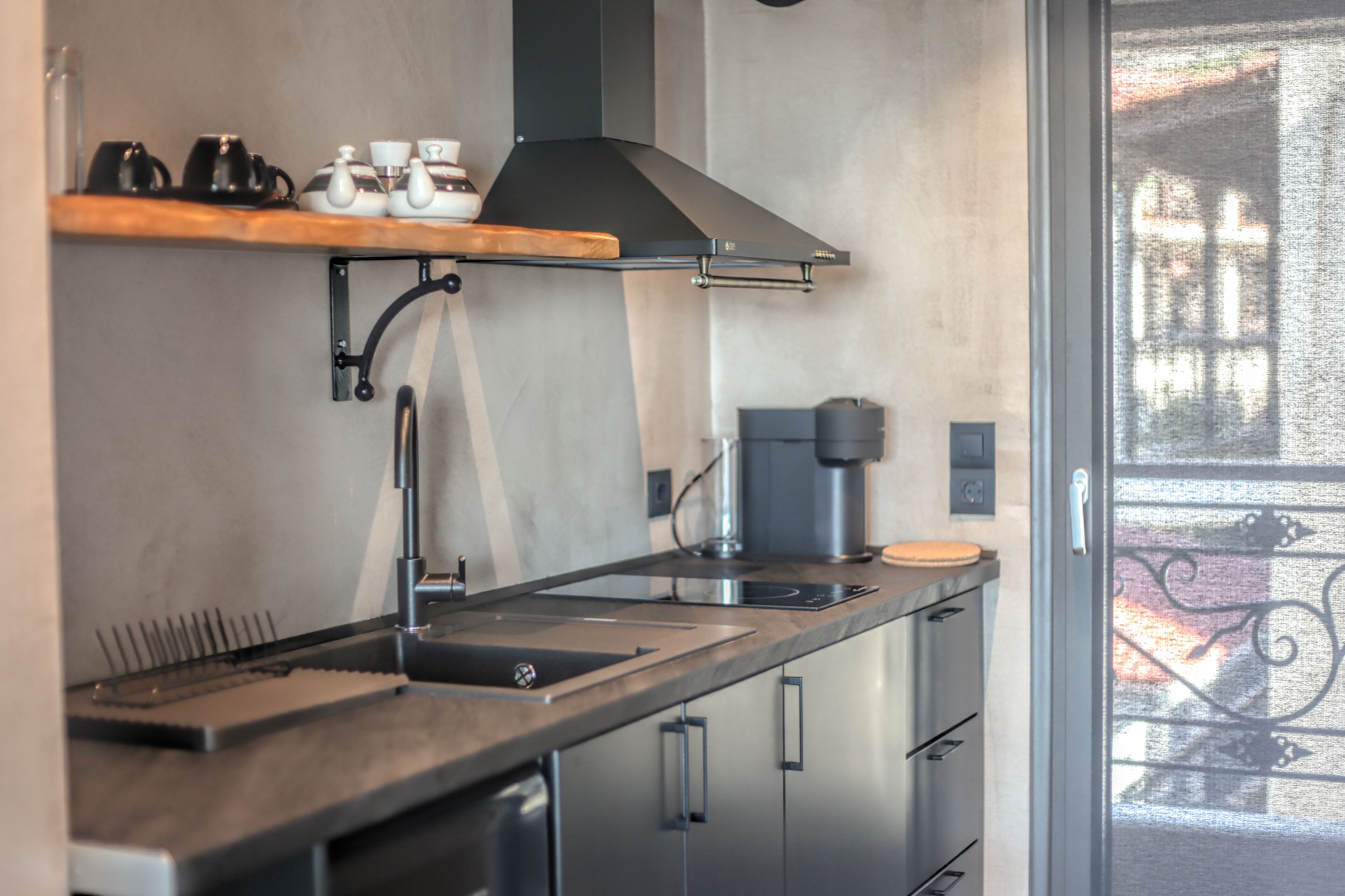 Premium suite, hot tub, uitzicht op bergen | Privékeuken | Een mini-koelkast, een magnetron, een espressoapparaat
