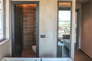 Premium-Suite, Whirlpool, Bergblick | Badezimmer | Badewanne und Dusche (separat), Whirlpool, Regendusche